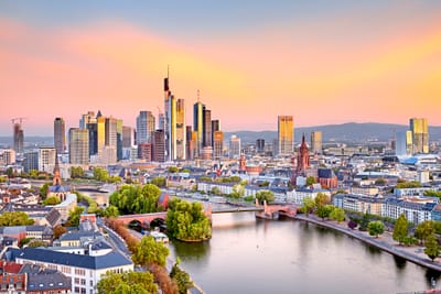 Frankfurter Skyline bei Sonnenuntergang mit Main.