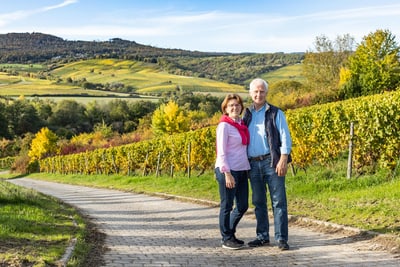 Paar steht auf Weg in Weinberglandschaft.