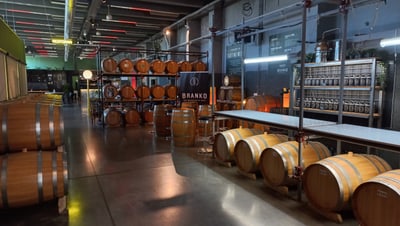 Holzfässer in einer Brauerei oder Destillerie.