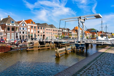Historische Gebäude und eine Zugbrücke über einem Kanal.