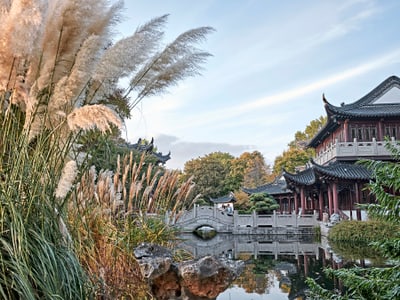 Traditioneller chinesischer Garten mit Pavillon und Teich.