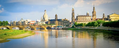 Stadtsilhouette von Dresden mit Elbe im Vordergrund.
