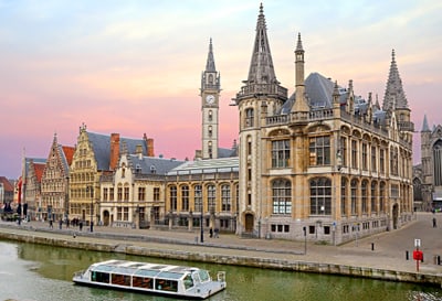 Historische Gebäude am Fluss in der Dämmerung, Boot im Vordergrund.