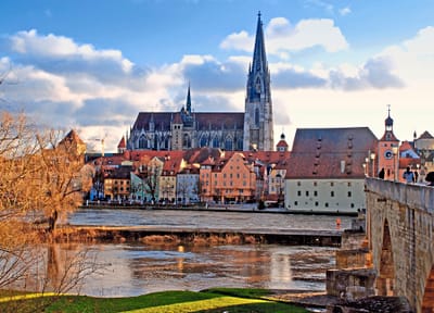 Dom und Altstadt von Regensburg mit Fluss im Vordergrund.
