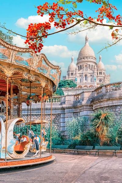 Karussell vor Basilika Sacré-Cœur in Paris.