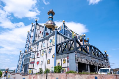 Buntes Gebäude mit kuppelförmiger Spitze und geometrischen Mustern.