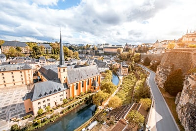 Panoramablick auf die Altstadt mit Kirche und Fluss.