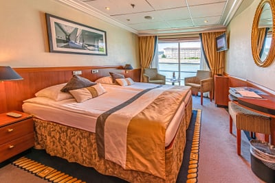 twerenbold_56010.jpg Hotelzimmer mit Doppelbett, Sitzecke und Balkonblick.
