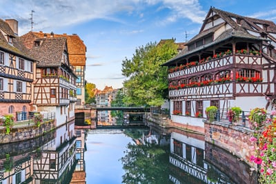 Fachwerkhäuser am Flussufer in malerischem Viertel.