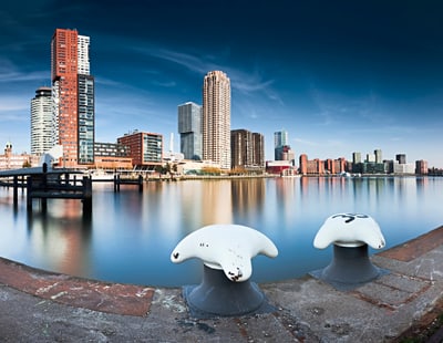 Hafenansicht mit Hochhäusern am Wasser in Rotterdam.