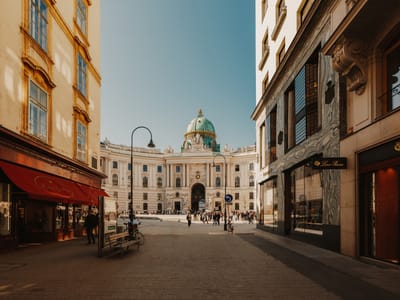 Strasse mit Blick auf historisches Gebäude mit Kuppel.