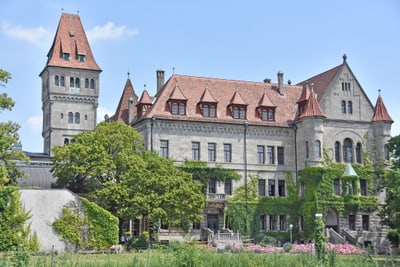 Historisches Schloss mit Türmen und blauen Himmel.