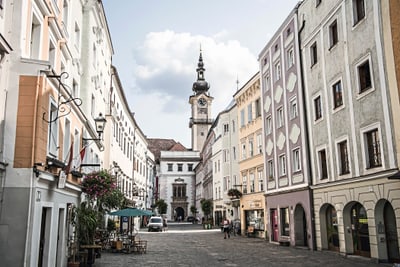 Historische Altstadtstrasse mit Kirche im Hintergrund.