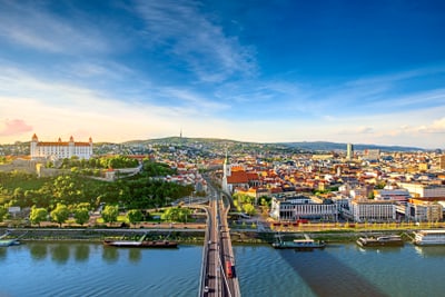 Stadtansicht mit Fluss und Brücke bei Tageslicht.