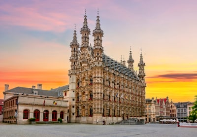 Historisches Rathaus vor Sonnenuntergang in Leuven.