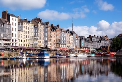 Bunte Häuser und Boote am Hafen von Honfleur.