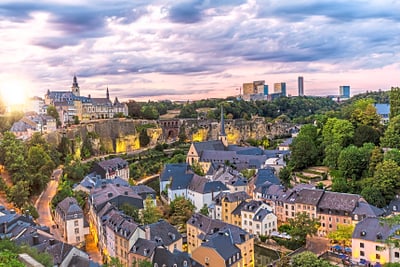 Panorama von Luxemburg-Stadt bei Sonnenuntergang.