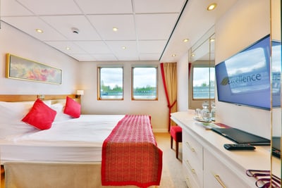 twerenbold_93437.jpg Luxuriöse Kabine mit Doppelbett und Flussblick.