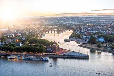 Luftaufnahme von Koblenz bei Sonnenuntergang mit Rhein und Brücken.