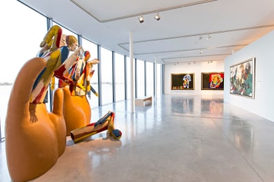 Kunstgalerie mit Skulpturen und Gemälden.