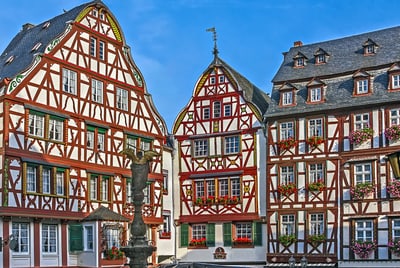 Fachwerkhäuser mit blauen Himmel im Hintergrund.