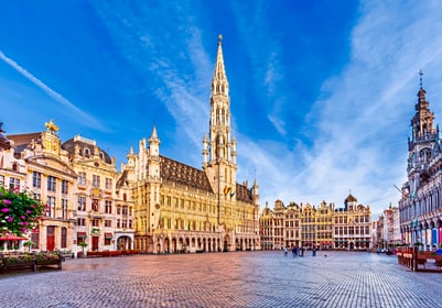 Historischer Platz mit grossen Gebäuden und blauem Himmel.