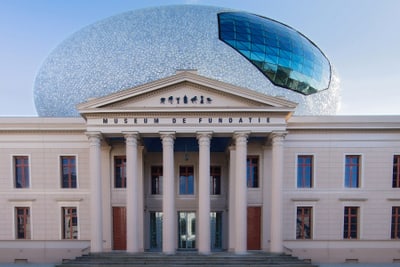 Vordere Ansicht des Museums de Fundatie mit kugelförmigem Dach.