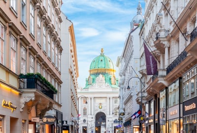 Kuppel und Fassaden in Wiener Einkaufsstrasse.