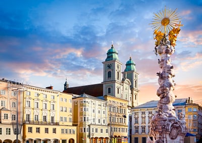 Historische Gebäude und Säule auf dem Hauptplatz von Linz.