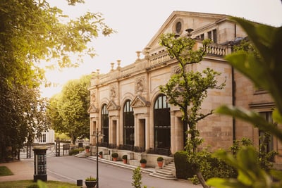 Historisches Gebäude mit Bäumen bei Sonnenuntergang.