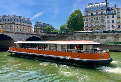 Touristenboot auf der Seine in Paris.