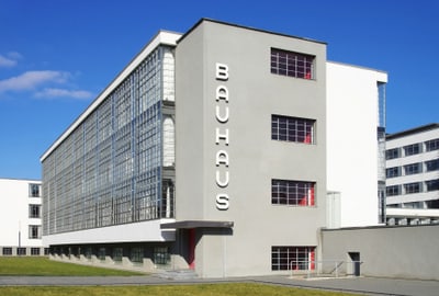 Modernes Gebäude mit Glasfassade und 'Bauhaus' Schriftzug.
