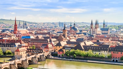 Panoramablick auf Würzburg mit Brücke und Kirchen.
