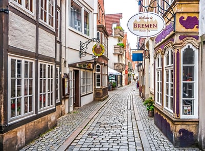 Pflasterstrasse in der Altstadt von Bremen mit Fachwerkhäusern.