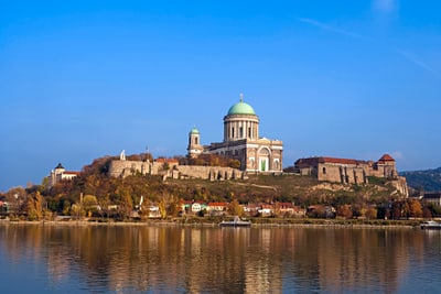 Blick auf die Basilika Esztergom am Flussufer mit blauem Himmel.