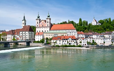 Panorama von Altstadt mit Fluss und Brücke.