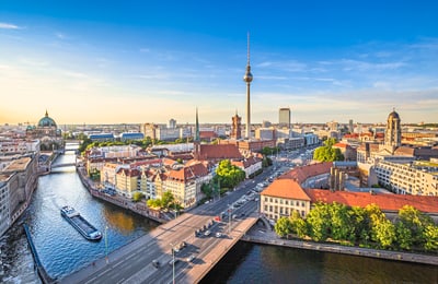 Panoramablick auf Berlin mit Fernsehturm und Spree.