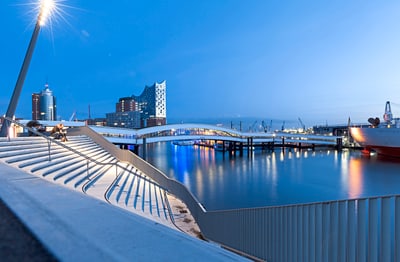 Hafenansicht mit moderner Architektur im Abendlicht.