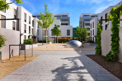 Moderne Innenhofanlage mit Bäumen und Gehwegen.