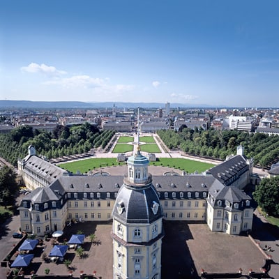 Luftbild des Schlosses Karlsruhe und umliegender Gartenanlagen.