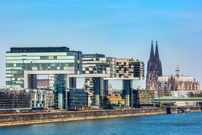 Kranhäuser am Rhein mit Kölner Dom im Hintergrund.