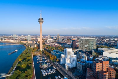 Luftaufnahme von Düsseldorf mit Rheinturm und modernen Gebäuden.