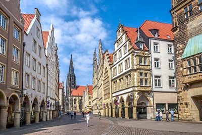 Historische Altstadt mit gotischem Kirchturm und Fachwerkhäusern.