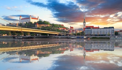 Bratislava Burg und Skyline, Spiegelung im Fluss.