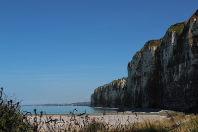 Klippen am Meer unter klarem Himmel.