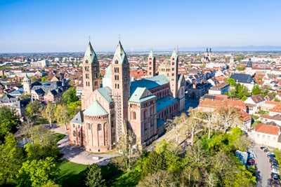 Luftaufnahme des Speyerer Doms und der umliegenden Stadt.