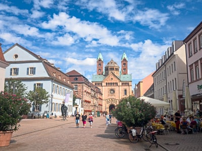 Ansicht der Strasse mit Menschen und historischen Gebäuden.