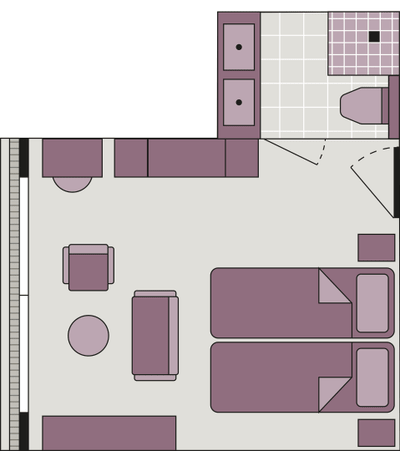 Grundriss eines Zimmers mit zwei Betten, Sofa, Stuhl und Badezimmer.