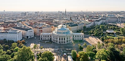 Luftaufnahme einer Stadt mit historischem Gebäude im Zentrum.