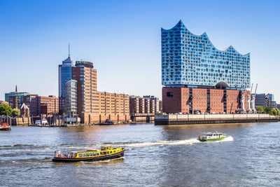 Boote auf der Elbe mit der Elbphilharmonie im Hintergrund.